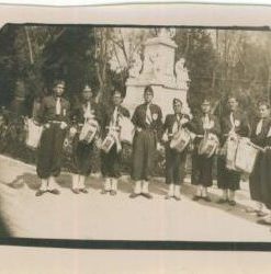 [Φωτογραφία]: Ε.Ο.Ν. - Ασπρόμαυρη φωτογραφία, διαστάσεις 9Χ6, κομμένες οι γωνίες, στο πίσω μέρος σημειώνεται: Εν Αθήναις τη 31 - 3 - [19]39 Ε.Ο.Ν.Π.Θ. Ζάππειον [πιθανόν πρόκειται για νεολαίους της Θράκης που συμμετείχαν στις εκδηλώσεις της 25ης Μαρτίου]