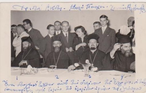 [Κύπρος]: Ασπρόμαυρη φωτογραφία του Μακαρίου και της Συνοδείας του, διαστάσεις 14Χ9, 1957. Ο αποστολέας της φωτογραφίας γράφει με μελάνι και στις δύο όψεις της: "Ένα στιγμιότυπον από την δεξίωσιν της Ελλ. Κοινότητος Ταναναρίβης [ή Τανά: η πρωτεύουσα της Μαδαγασκάρης] προς τιμήν των εξορίστων ηρώων της Κύπρου. [Σημειώνονται:] 1. Ο Κυρηνείας Κυπριανός 2. Ο Κύπρου Μακάριος 3. Ιερεύς Ταναναρίβης Πορφύριος Μαρικάκης 4. Ο Πρωθιερεύς Φανερωμένης Κύπρου Σταύρος Παπαγαθάγγελος"