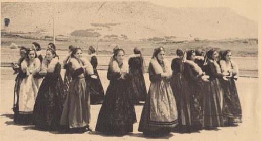 [Σιδηρόκαστρο]: Φωτογραφία: Γυμνάσιον Σιδηροκάστρου, Σύγχρονος εποχή : Ειρηνικός βίος. Χορός Μελενίκου Μακεδονίας, φωτο ΣΕΡΒΑΝΗ - ΜΠΑΝΑ, Δράμα, ασπρόμαυρη, πιθανόν προπολεμική, διαστάσεις 23Χ17
