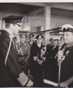 [Πρόσκοποι]: Φωτογραφία του Κωνσταντίνου με προσκόπους στην Θεσσαλονίκη, ασπρόμαυρη, διαστάσεις 18Χ12, πρώτο μισό της δεκαετίας του '60
