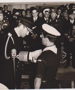 [Πρόσκοποι]: Φωτογραφία του Κωνσταντίνου με προσκόπους στην Θεσσαλονίκη - παρασημοφορία προσκόπου παρουσία επισήμων, ασπρόμαυρη, διαστάσεις 18Χ12, πρώτο μισό της δεκαετίας του '60
