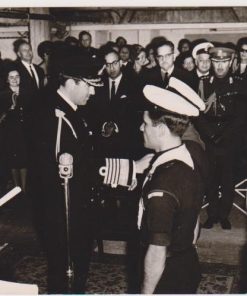 [Πρόσκοποι]: Φωτογραφία του Κωνσταντίνου με προσκόπους στην Θεσσαλονίκη - παρασημοφορία προσκόπου παρουσία επισήμων, ασπρόμαυρη, διαστάσεις 18Χ12, πρώτο μισό της δεκαετίας του '60