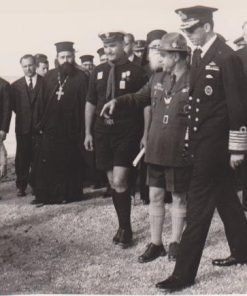 [Πρόσκοποι]: Φωτογραφία του Κωνσταντίνου με προσκόπους και επισήμους στην Θεσσαλονίκη, ασπρόμαυρη, διαστάσεις 18Χ12, πρώτο μισό της δεκαετίας του '60