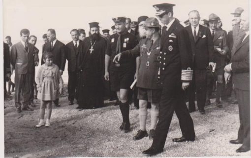 [Πρόσκοποι]: Φωτογραφία του Κωνσταντίνου με προσκόπους και επισήμους στην Θεσσαλονίκη, ασπρόμαυρη, διαστάσεις 18Χ12, πρώτο μισό της δεκαετίας του '60