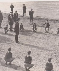 [Πρόσκοποι]: Φωτογραφία του Κωνσταντίνου με μικρούς προσκόπους στην Θεσσαλονίκη, ασπρόμαυρη, διαστάσεις 18Χ12, πρώτο μισό της δεκαετίας του '60