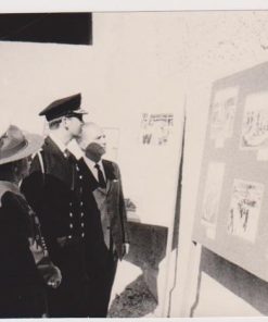 [Πρόσκοποι]: Φωτογραφία του Κωνσταντίνου σε έκθεση προσκόπων στην Θεσσαλονίκη, ασπρόμαυρη, διαστάσεις 18Χ12, πρώτο μισό της δεκαετίας του '60