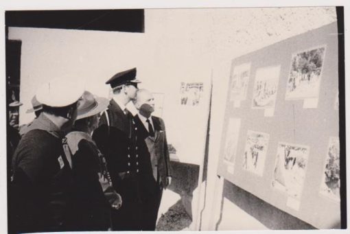 [Πρόσκοποι]: Φωτογραφία του Κωνσταντίνου σε έκθεση προσκόπων στην Θεσσαλονίκη, ασπρόμαυρη, διαστάσεις 18Χ12, πρώτο μισό της δεκαετίας του '60