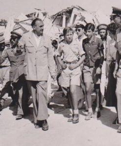 [Κεφαλλονιά]: Φωτογραφία, 1953 (;), απρόμαυρη, διαστάσεις 18Χ13, στο πίσω μέρος σημειώνεται με μολύβι: Οι Βασιλείς στα ερείπια του Αργοστολίου