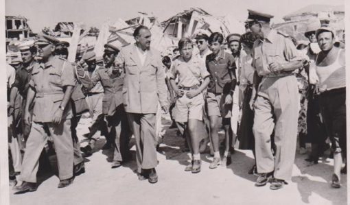 [Κεφαλλονιά]: Φωτογραφία, 1953 (;), απρόμαυρη, διαστάσεις 18Χ13, στο πίσω μέρος σημειώνεται με μολύβι: Οι Βασιλείς στα ερείπια του Αργοστολίου