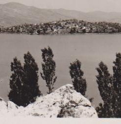 [Καστοριά]: Κάρτ - ποστάλ  "Καστοριά", ασπρόμαυρη, εκδότης Λυκίδης (Θεσσαλονίκη), 1951, διαστάσεις 14Χ9