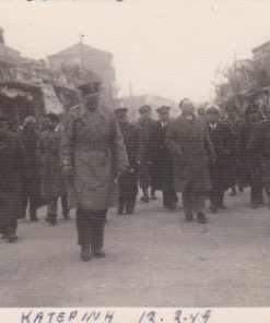 [Κατερίνη, Βασιλείς]: Φωτογραφία του Βασιλέως Παύλου με επισήμους σε δρόμο της πόλεως, ασπρόμαυρη, 12-2-1949, διαστάσεις 13Χ9