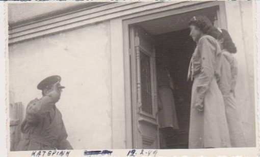 [Κατερίνη, Βασιλείς]: Φωτογραφία του Βασιλέως Παύλου στην Κατερίνη, ασπρόμαυρη, 12-2-1949, διαστάσεις 13Χ9