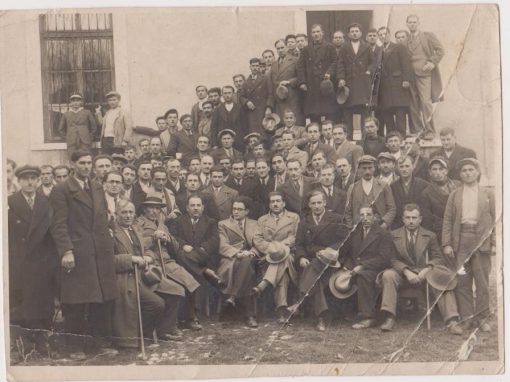 [Δράμα]: Φωτογραφία, στο πίσω μέρος σημειώνεται με μολύβι: "Σύνεδροι Συνεδρίου Αγροτικού Κόμματος, Δράμα 1935", διαστάσεις 23Χ17, αρκετά έντονα τσακίσματα