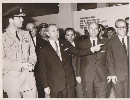 [Βασιλεύς, φωτογραφία]: Ο Κωνσταντίνος επισκέπτεται έκθεση, Κοσμάς Φουρκάλας - Φωτορεπόρτερ * Θεσσαλονίκη, ασπρόμαυρη, διαστάσεις 24Χ18