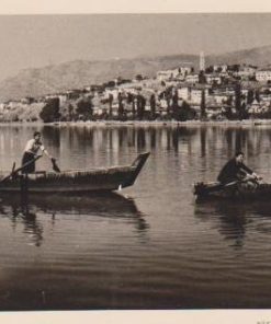 [Καστοριά, κάρτα]: Μεσημβρινή άποψις, ασπρόμαυρη, γραμμένη [1954]