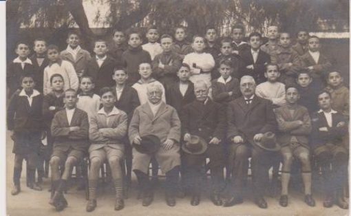 [Πειραιάς, φωτογραφία]: [Καθηγητές και μαθητές], στο πίσω μέρος σημειώνεται: 3η Ελληνικού εις την Γαλλικήν Σχολήν, ασπρόμαυρη, 192[;], διαστάσεις 14Χ9