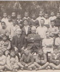 [Πειραιάς, φωτογραφία]: [Καθηγητές και μαθητές της Γαλλικής Σχολής], στο πίσω μέρος σημειώνεται: Β'  Ελληνικού... εν Πειραιεί τη 29 Μαΐου 1925, ασπρόμαυρη, διαστάσεις 14Χ9