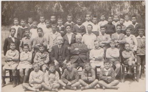 [Πειραιάς, φωτογραφία]: [Καθηγητές και μαθητές της Γαλλικής Σχολής], στο πίσω μέρος σημειώνεται: Β'  Ελληνικού... εν Πειραιεί τη 29 Μαΐου 1925, ασπρόμαυρη, διαστάσεις 14Χ9