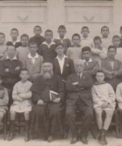 [Πειραιάς, φωτογραφία]: [Καθηγητές και μαθητές της Γαλλικής Σχολής], στο πίσω μέρος σημειώνεται: Β'  Ελληνικού... εν Πειραιεί τη 31 Μαΐου [1925(;)], ασπρόμαυρη, διαστάσεις 14Χ9
