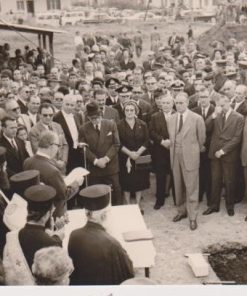 [Κ. Καραμανλής, φωτογραφία]: Εγκαίνια έργου * Ο Καραμανλής, επίσημοι και κόσμος, ασπρόμαυρη, διαστάσεις 15Χ10.5