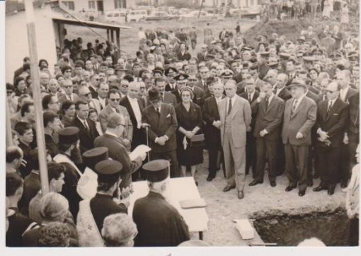 [Κ. Καραμανλής, φωτογραφία]: Εγκαίνια έργου * Ο Καραμανλής, επίσημοι και κόσμος, ασπρόμαυρη, διαστάσεις 15Χ10.5