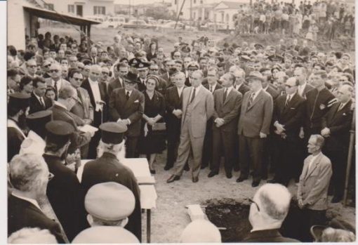 [Κ. Καραμανλής, φωτογραφία]: Εγκαίνια έργου * Ο Καραμανλής, επίσημοι και κόσμος, ασπρόμαυρη, διαστάσεις 15Χ10.5