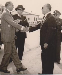 [Κ. Καραμανλής, φωτογραφία]: Υποδοχή του υπουργού Κ. Καραμανλή από επισήμους, ασπρόμαυρη, διαστάσεις 10.5Χ15