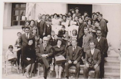 [Νάουσα, φωτογραφία]: Ασπρόμαυρη φωτογραφία  " επί τη λήξει των εργασιών του σχολείου βραχείας διαρκείας τυροκομήσεως αγελαδινού γάλακτος εις Γιαννακοχώριον Ναούσης, Απρίλιος 1964" [σημειώνεται με στυλό στο πίσω μέρος], διαστάσεις 13,5Χ9