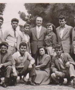 [Γεωργικά]: Φωτογραφία, ασπρόμαυρη, στο πίσω μέρος σημειώνεται: "Από την σύσκεψιν εις Αμερικανικήν Γεωργ. Σχολήν 25/4/55 - 1/5/55", διαστάσεις 13Χ9