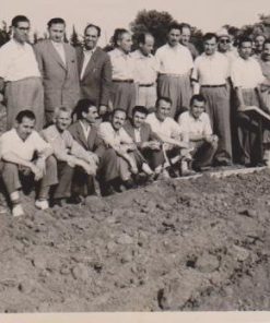 [Γεωργικά]: Φωτογραφία, ασπρόμαυρη, στο πίσω μέρος σημειώνεται: "Οι 16 Τμηματάρχαι Εφαρμογών Βορ. Ελλάδος παρακολουθούντες μαθήματα δια μίαν εβδομάδα εις την Αμερικανικήν Γεωργικήν Σχολήν τον Ιούνιον 1953", διαστάσεις 16Χ11