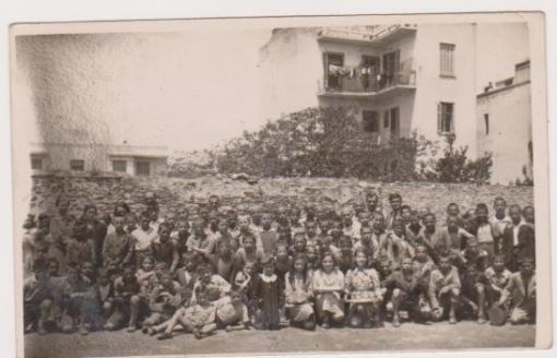[Κατερίνη, Πιερία]: Φωτογραφία από εκδήλωση Δημοτικού Σχολείου Κατερίνης [Αρρένων], ασπρόμαυρη, προπολεμική,  διαστάσεις 14Χ9, ο Κ. Δημόπουλος, διδάσκαλος τότε και αργότερα βουλευτής Πιερίας, εικονίζεται στην πίσω σειρά ( πρώτος από δεξιά με την γραβάτα)