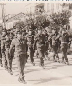 [Σπάρτη]: Φωτογραφία, ασπρόμαυρη, διαστάσεις 13.5Χ9, στο πίσω μέρος σημειώνεται με στυλό: "Από την παρέλαση της 28ης Οκτωβρίου 1963 του Λόχου Υ.Ε.Α. εις Σπάρτην"