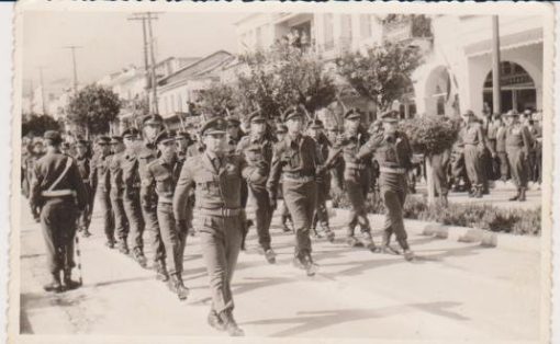 [Σπάρτη]: Φωτογραφία, ασπρόμαυρη, διαστάσεις 13.5Χ9, στο πίσω μέρος σημειώνεται με στυλό: "Από την παρέλαση της 28ης Οκτωβρίου 1963 του Λόχου Υ.Ε.Α. εις Σπάρτην"