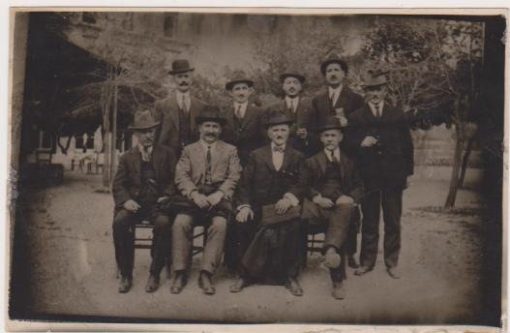 [Τήνος, φωτογραφία]: "Συμβούλιον της εν Αθήναις Αδελφότητος των Τηνίων Κεφαλάρι Κηφισιάς, 20 Μαρτίου 1922", διαστάσεις 13.5Χ9