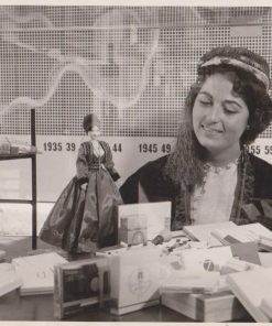 [Καπνά, φωτογραφία]: Τμήμα Περιπτέρου Εθνικού Οργανισμού Καπνού στην Διεθνή Έκθεση Θεσσαλονίκης (;), φωτογραφία, ασπρόμαυρη, διαστάσεις 24Χ18