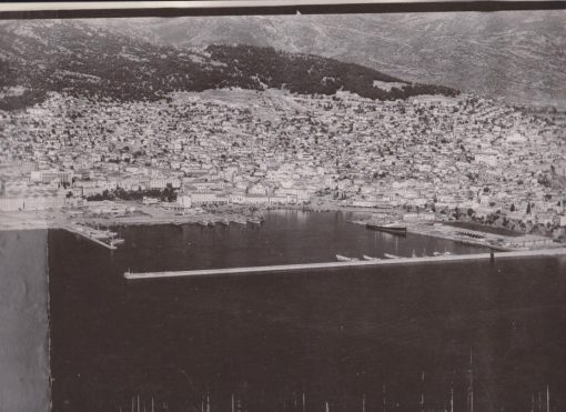 ,++++++++++[Καβάλα, αεροφωτογραφία]: Λιμήν Καβάλας, ασπρόμαυρη, 1960, διαστάσεις 46Χ24, δύο τσακίσματα, εξαιρετικής καθαρότητος αεροφωτογραφία