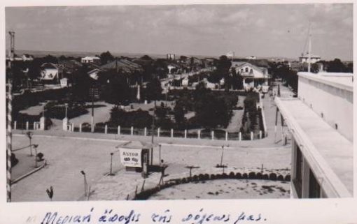 [Νέα Ορεστιάς, φωτοκάρτα]: Μερική άποψις, Φωτο Βασίλη, ασπρόμαυρη, γραμμένη