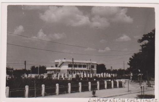 [Ορεστιάς, φωτοκάρτα]: Δημαρχείον, ασπρόμαυρη, γραμμένη