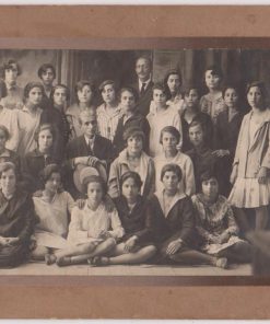 [Σάμος]: Φωτογραφία πιθανόν Σχολείου Θηλέων, επικολλημένη σε χαρτόνι με παλαιότερη φωτογραφία,  διαστάσεις17Χ12.5, στην πάνω αριστερή γωνία σημειώνεται: 16/6/[19]27 Βαθύ