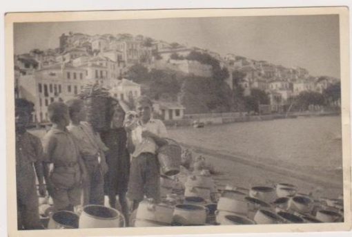 [Σκόπελος]: Φωτογραφία, ασπρόμαυρη, διαστάσεις 14Χ9, στο πίσω μέρος σημειώνεται με μολύβι: Σκόπελος καλοκαίρι 1934