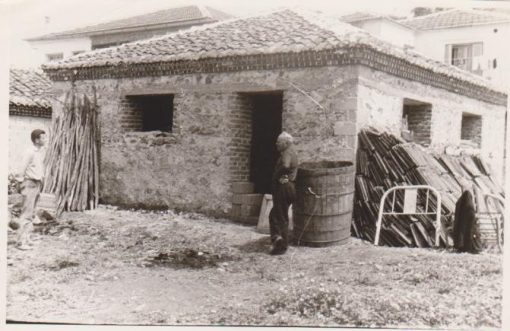 [Γεωργικά, Αρέθουσα Θεσσαλονίκης]:  Φωτογραφία ασπρόμαυρη - στο πίσω μέρος της σημειώνεται: " Καπναποθήκη κατασκευασθείσα υπό μαθητών του Σχολείου Γεωργ. Τεχνικής Αρεθούσης", διαστάσεις 11.5Χ18, Ιούνιος 1968