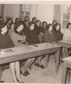 [Γεωργικά, Αγ. Παρασκευή Θεσσαλονίκης]:  Φωτογραφία ασπρόμαυρη - στο πίσω μέρος της σημειώνεται: " Α' [Πρώτες] βοήθειες εις Αγ. Παρασκευήν, 22-1-1973 * άτομα 38", διαστάσεις 17.5Χ12.5