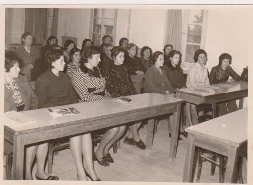 [Γεωργικά, Αγ. Παρασκευή Θεσσαλονίκης]:  Φωτογραφία ασπρόμαυρη - στο πίσω μέρος της σημειώνεται: " Α' [Πρώτες] βοήθειες εις Αγ. Παρασκευήν, 22-1-1973 * άτομα 38", διαστάσεις 17.5Χ12.5