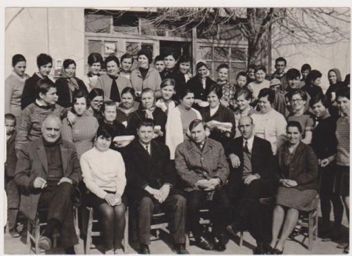 [Γεωργικά, Ανάληψη Θεσσαλονίκης]:  Φωτογραφία ασπρόμαυρη - στο πίσω μέρος της σημειώνεται: " Από την τοπικήν εκπαίδευσιν τυροκομήσεως...εις χωρίον Ανάληψι. Εις την φωτογραφία οι εκπαιδευθείσαι νεάνιδες μετά του Τμηματάρχου Γ[εωργικών]. Εφ/γών, του Προέδρου Κοινότητος...και του εκπαιδευτού των", διαστάσεις 17.5Χ12.5