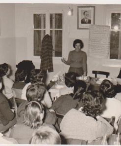 [Γεωργικά, Έμβολο Θεσσαλονίκης]:  Φωτογραφία ασπρόμαυρη - στο πίσω μέρος της σημειώνεται: " Από το σεμινάριον της ετοιμασίας των προικών εις Έμβολον", [περίοδος Επταετίας], διαστάσεις 15Χ10