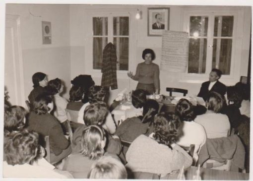 [Γεωργικά, Έμβολο Θεσσαλονίκης]:  Φωτογραφία ασπρόμαυρη - στο πίσω μέρος της σημειώνεται: " Από το σεμινάριον της ετοιμασίας των προικών εις Έμβολον", [περίοδος Επταετίας], διαστάσεις 15Χ10