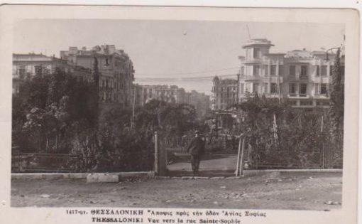 [Θεσσαλονίκη, κάρτα]: 1417 -91. Άποψις προς την οδόν Αγίας Σοφίας, ασπρόμαυρη, "Κατάστημα Φ. Φίλιππα", αχρησιμοποίητη