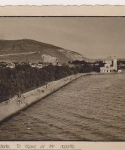 [Βόλος, κάρτα]: 41. Από τον ωραίο Βόλο. Το πάρκο με την παραλία, ασπρόμαυρη, "Νικ. Στουρνάρας", γραμμένη [1950]