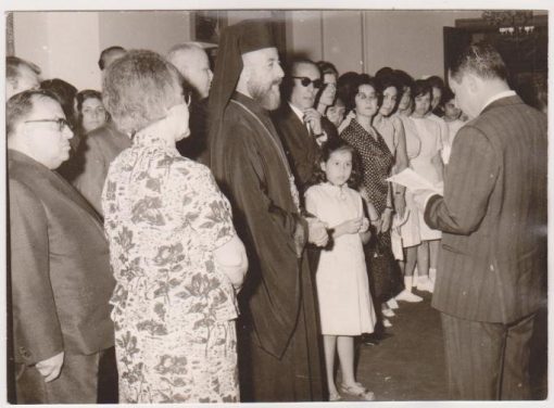 [Κύπρος, Μακάριος]: Φωτογραφία από την επίσκεψη στην Κύπρο των μαθητριών της Σχολής Μαιών του Δημοσίου Μαιευτηρίου Θεσσαλονίκης * Ο Μακάριος με τις μαθήτριες και τους συνοδούς των, 1966, ασπρόμαυρη, διαστάσεις 17.5Χ12.5