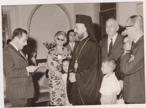 [Κύπρος, Μακάριος]: Φωτογραφία από την επίσκεψη στην Κύπρο των μαθητριών της Σχολής Μαιών του Δημοσίου Μαιευτηρίου Θεσσαλονίκης * Ο Μακάριος υποδέχεται τους συνοδούς των μαθητριών, 1966, ασπρόμαυρη, διαστάσεις 17.5Χ12.5
